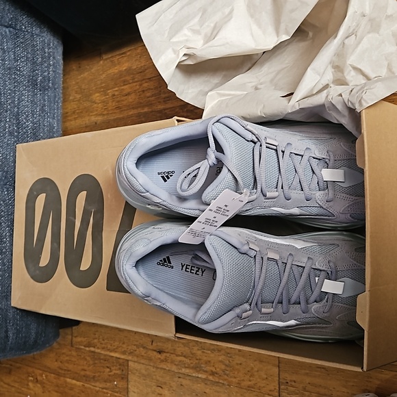 YEEZY BOOST 700 V2